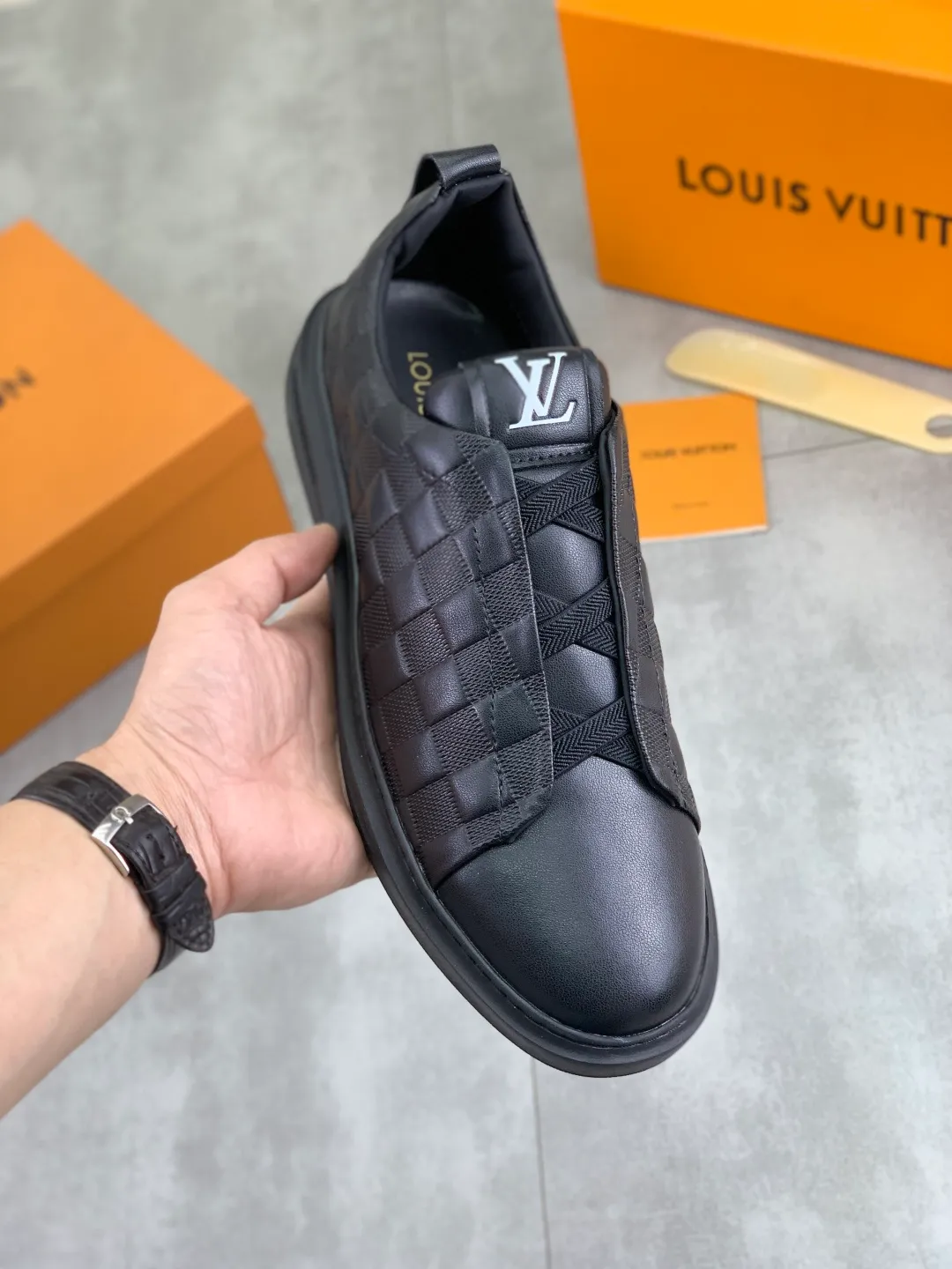 Men's men's shoes P440💰【Real price】Yangli🆘 💭💭New model launched【LOUlS VUlTTON】Louis Vuitton's new low-top men's shoes, high quality, support inspection! This style comes from Italy, very energetic and creative, giving people a comfortable and atmospheric visual impact❗Synchronization, the upper is made of silk calfskin with the original LV, imported soft sheepskin lining🐑Purely hand-stitched; LV original rubber outsole 4️⃣colors available Code number: 38~44